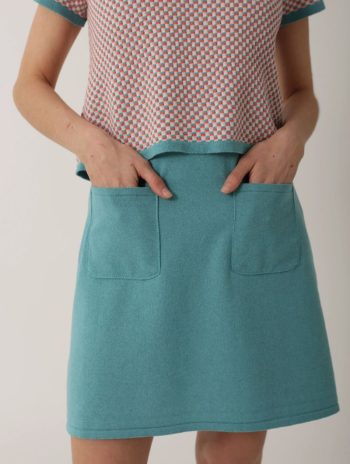 Falda lisa de punto evasé con bolsillos en color turquesa