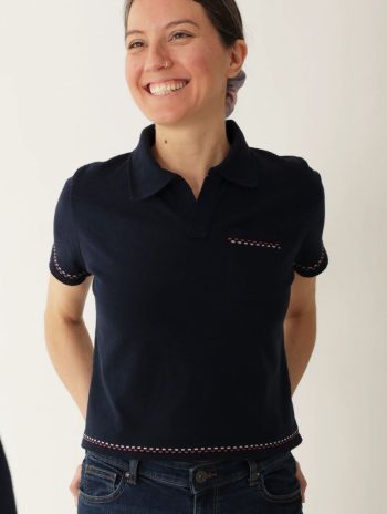 Polo azul marino de punto con bolsillo y detalles geométricos en fucsia y rosa palo para mujer