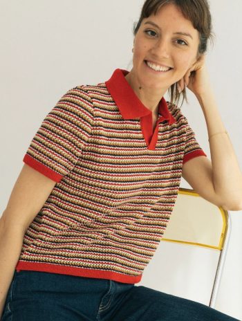 Polo de punto a rayas con cuello en contraste y manga corta en algodón reciclado para mujer