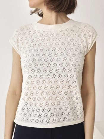 Top de punto calado con patrón geométrico en color blanco crudo