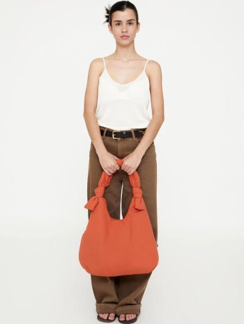 Alternative view of Bolso acolchado con lazos ajustables reciclado