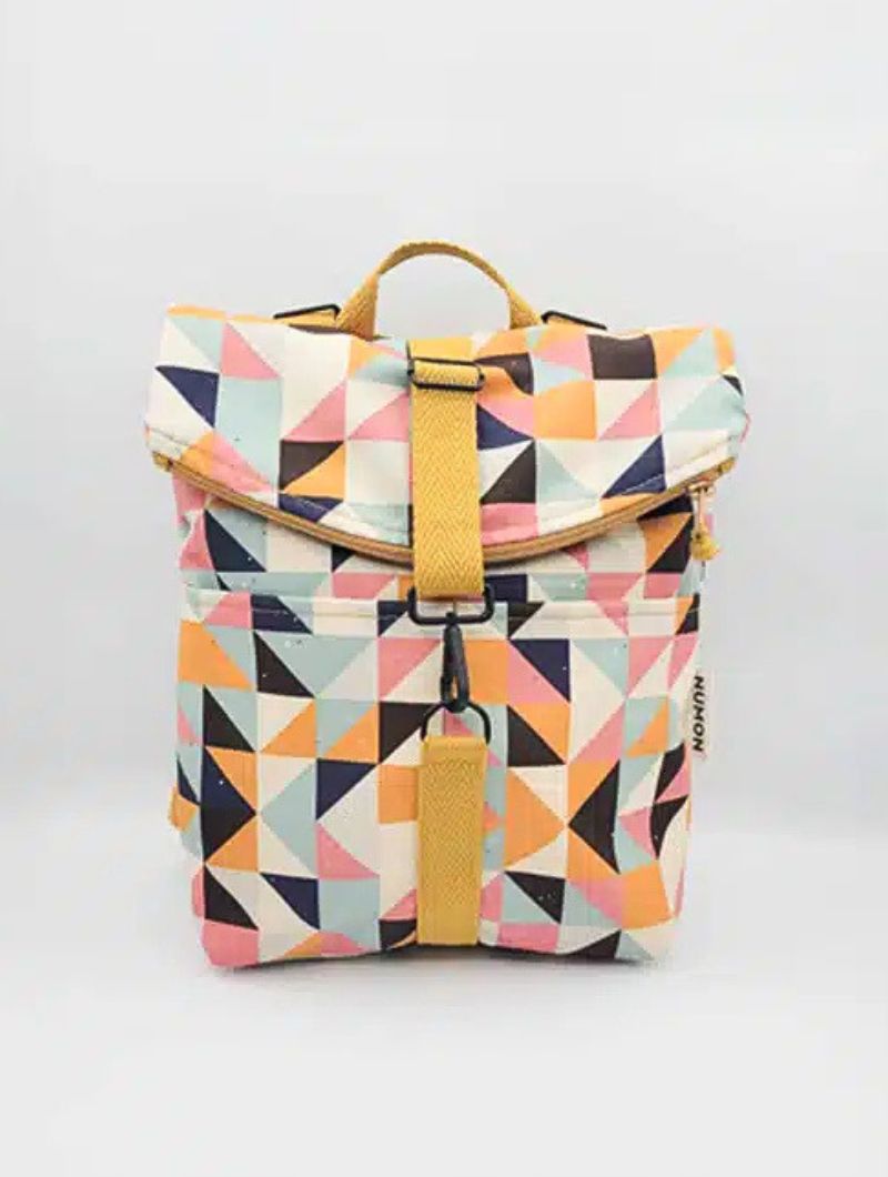 Mini mochila reciclada estampado triángulos