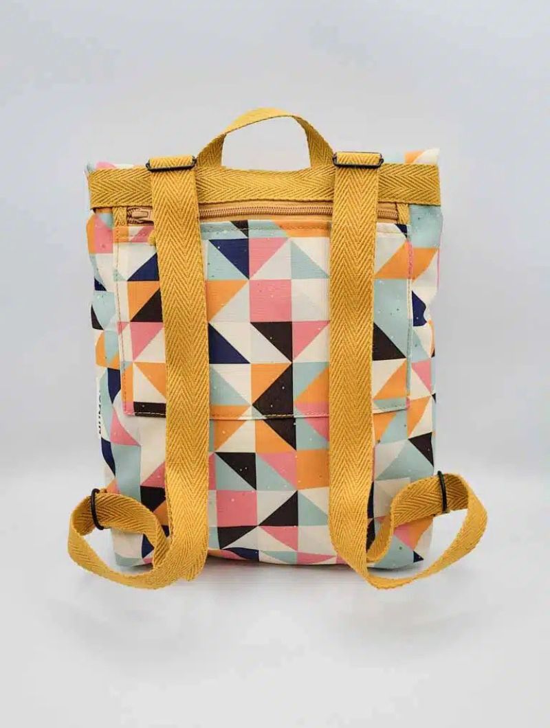 Mini mochila reciclada estampado triángulos - Imagen 2