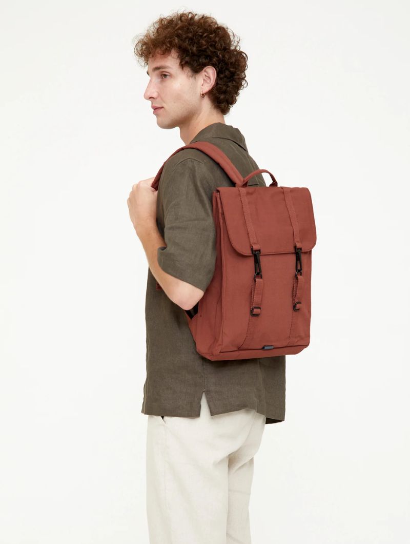 Mochila cuadrada con solapa de tejido reciclado - Imagen 3