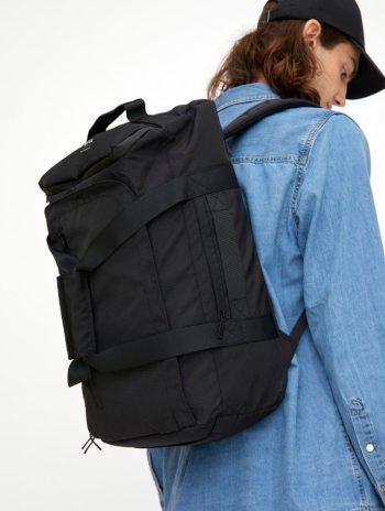 Mochila de viaje de tejido reciclado resistente al agua