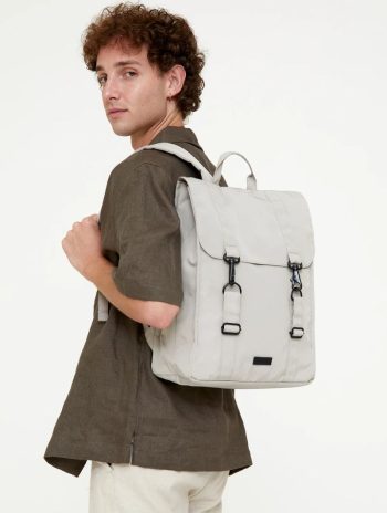 Mochila grande cuadrada de tejido reciclado.