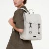 Mochila grande cuadrada de tejido reciclado.