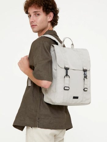 Mochila grande cuadrada de tejido reciclado.