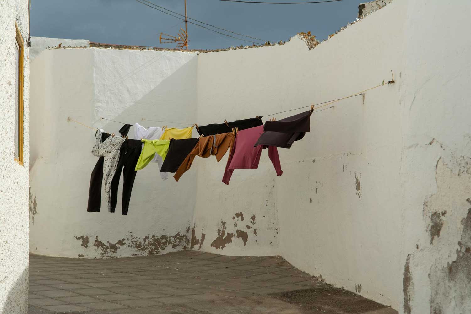 Ropa secando a la sombra