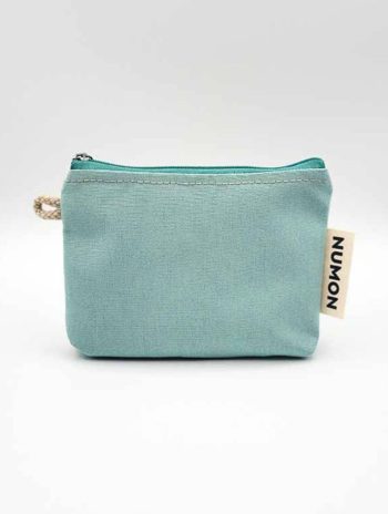 Monedero de tela reciclada celeste y crema con cremallera verde agua