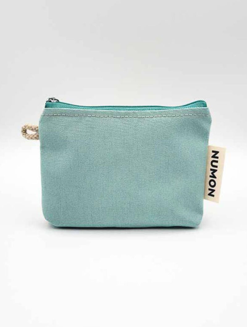 Monedero de tela reciclada celeste y crema con cremallera verde agua