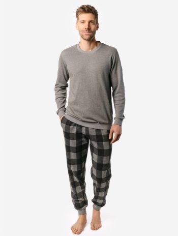 Hombre con pijama largo de algodón orgánico, camiseta gris y pantalón a cuadros.