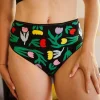 Mujer con braga negra de cintura alta con estampado de tulipanes multicolor