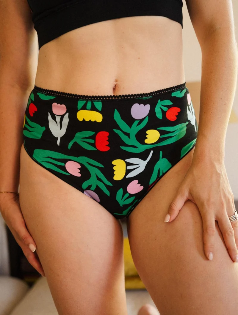 Mujer con braga negra de cintura alta con estampado de tulipanes multicolor