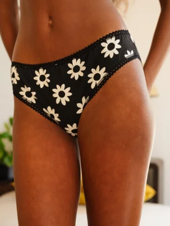 Braga negra con estampado de flores blancas