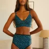 Vista trasera de mujer con braga alta negro de estampado floral azul y verde