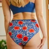 Mujer con braguita de cintura alta y estampado floral rojo y azul