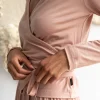 Camiseta cruzada rosa empolvado de lana merino - Imagen 3