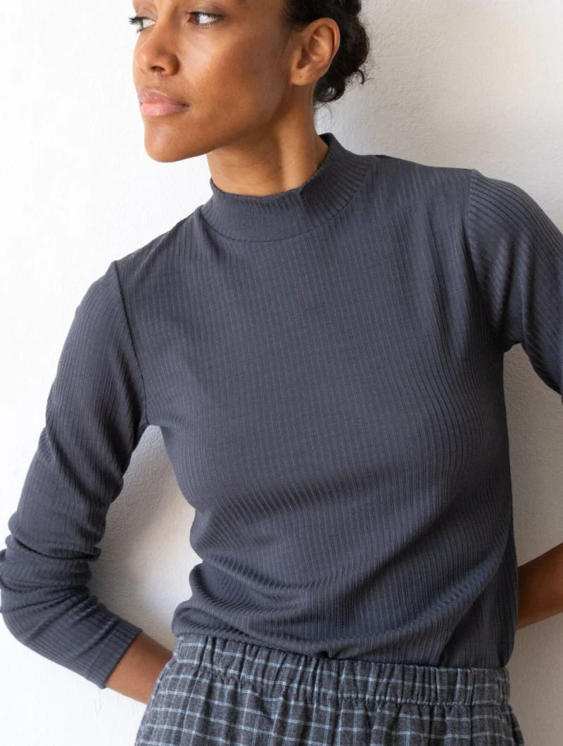 Camiseta de cuello cisne azul arándano en lana merino - Imagen 3