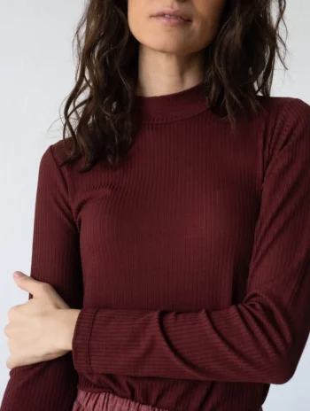 Camiseta de cuello cisne granate en lana merino
