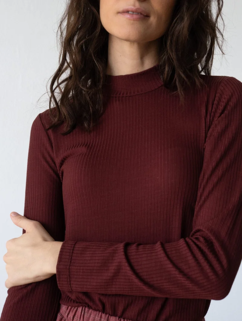 Camiseta de cuello cisne granate en lana merino