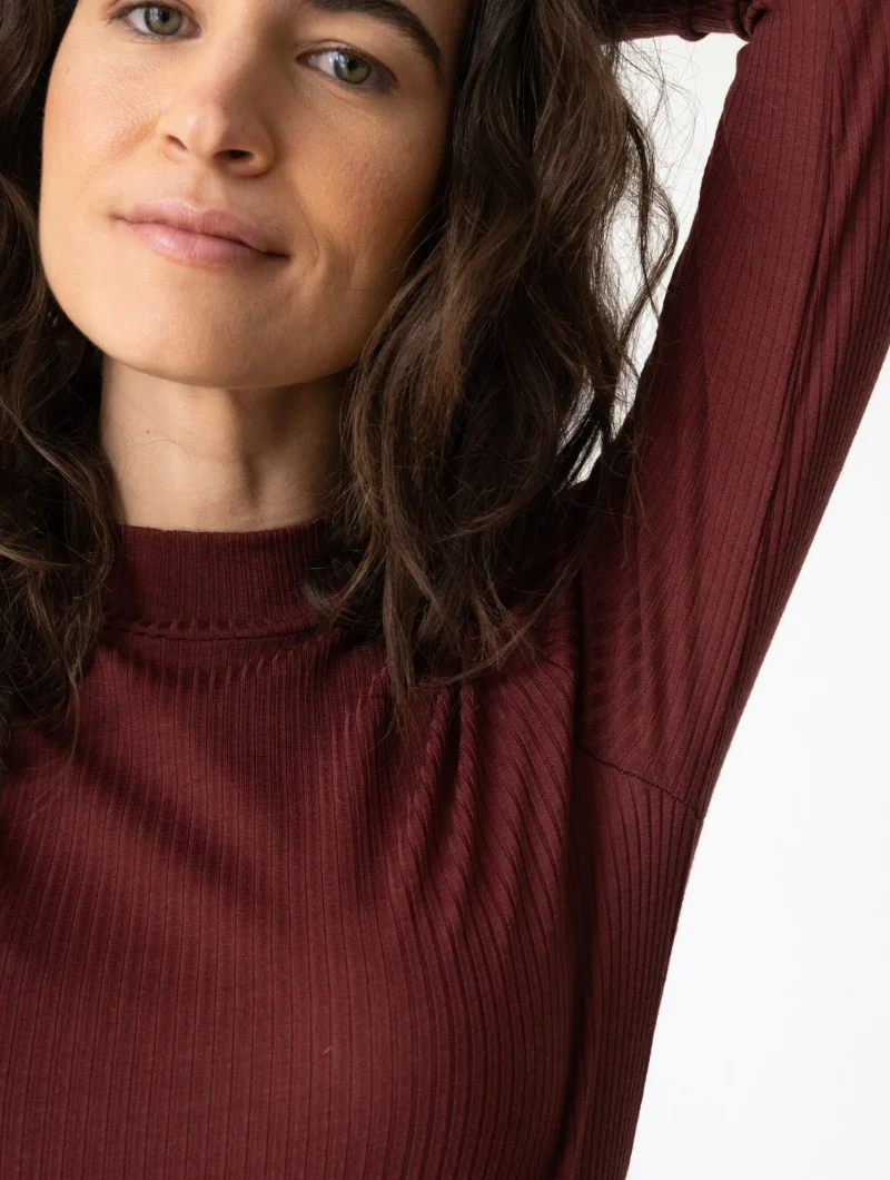 Camiseta de cuello cisne granate en lana merino - Imagen 2