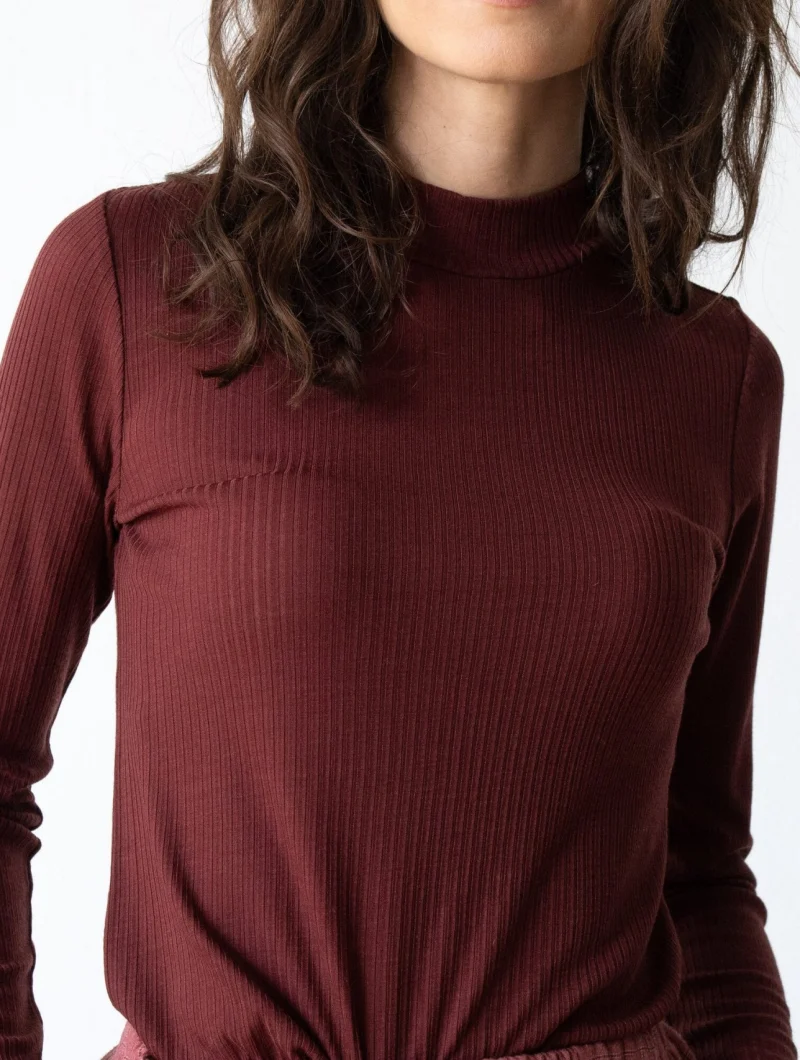 Camiseta de cuello cisne granate en lana merino - Imagen 3