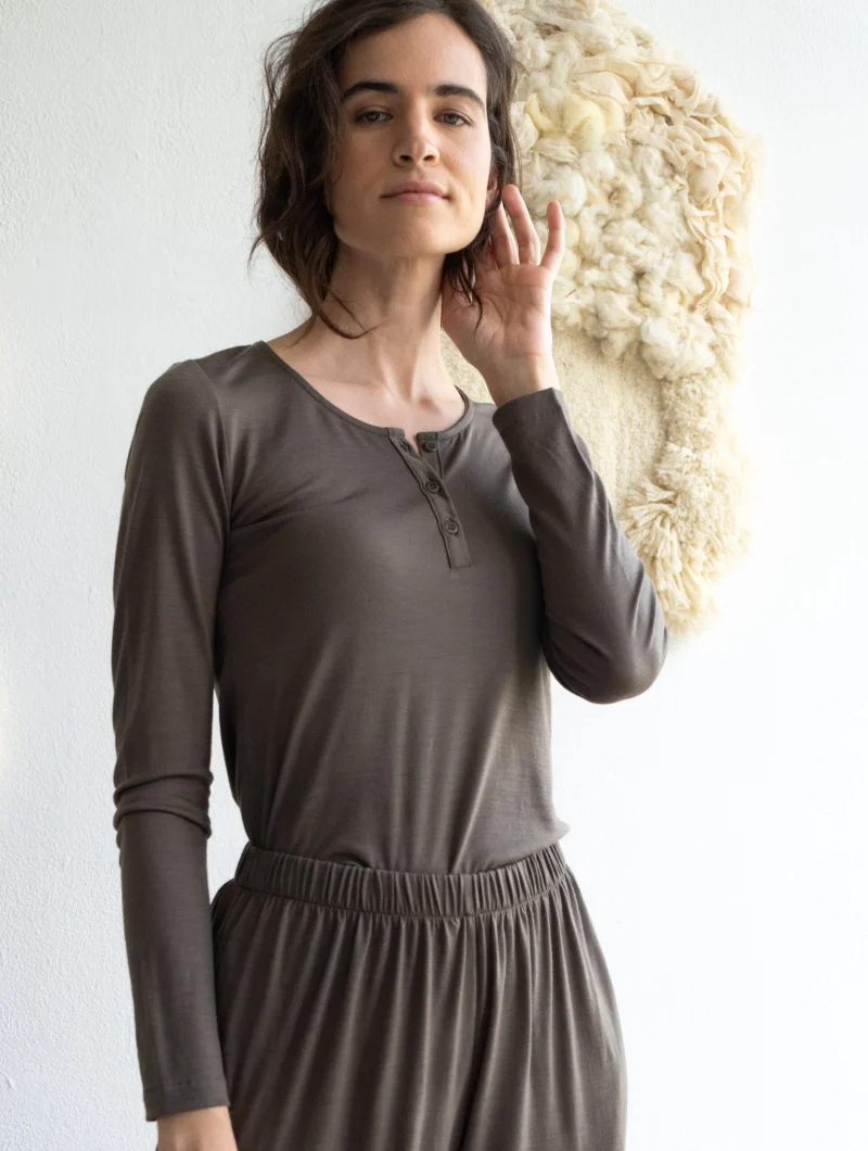 Camiseta cuello panadero verde salvia de lana merino
