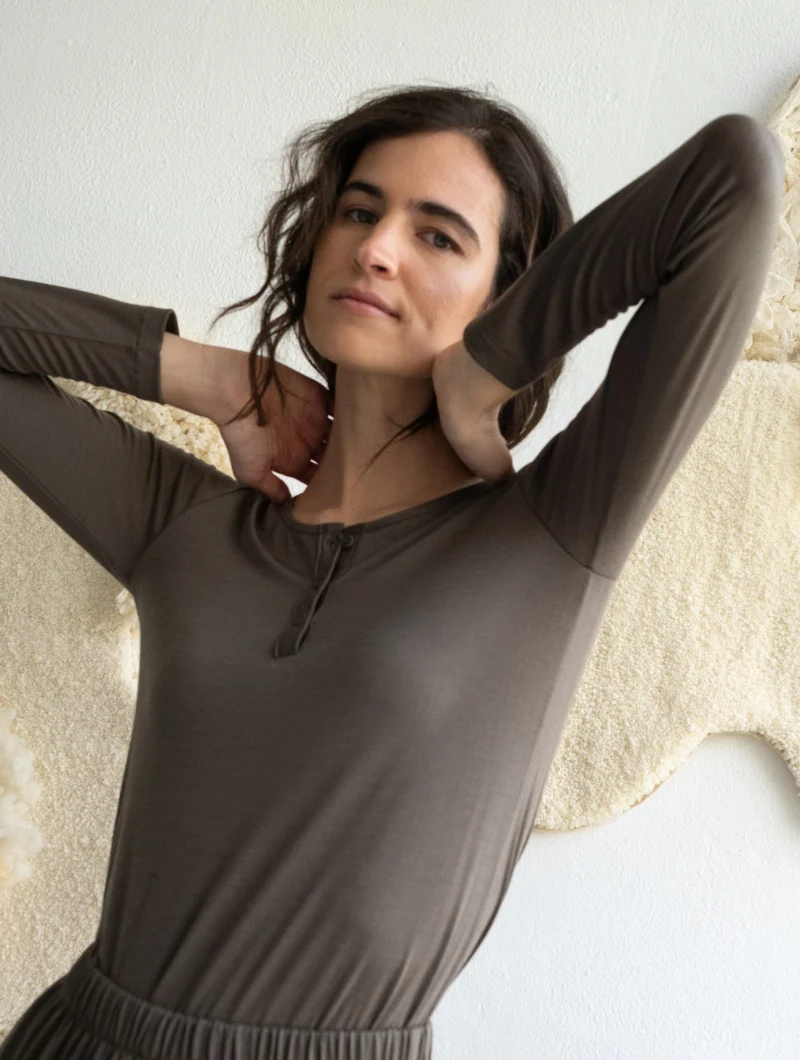 Camiseta cuello panadero verde salvia de lana merino - Imagen 4