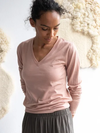 Camiseta de cuello V rosa empolvado de lana merino