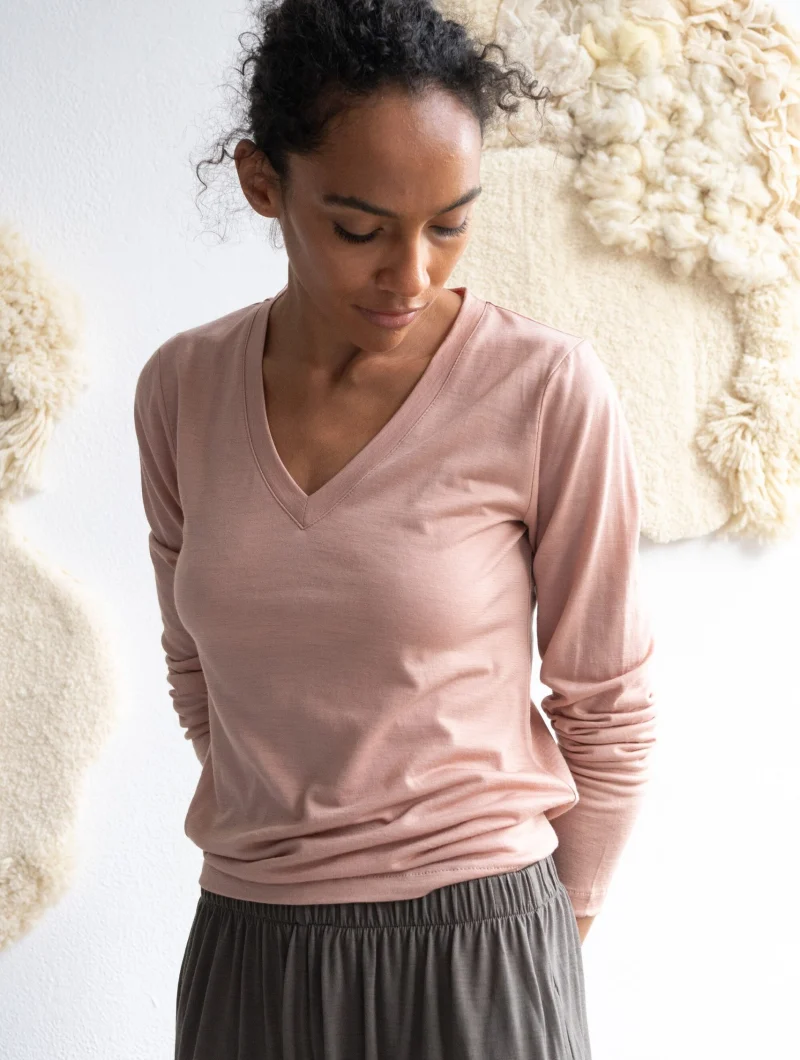 Camiseta de cuello V rosa empolvado de lana merino