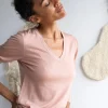 Camiseta de cuello V rosa empolvado de lana merino - Imagen 2