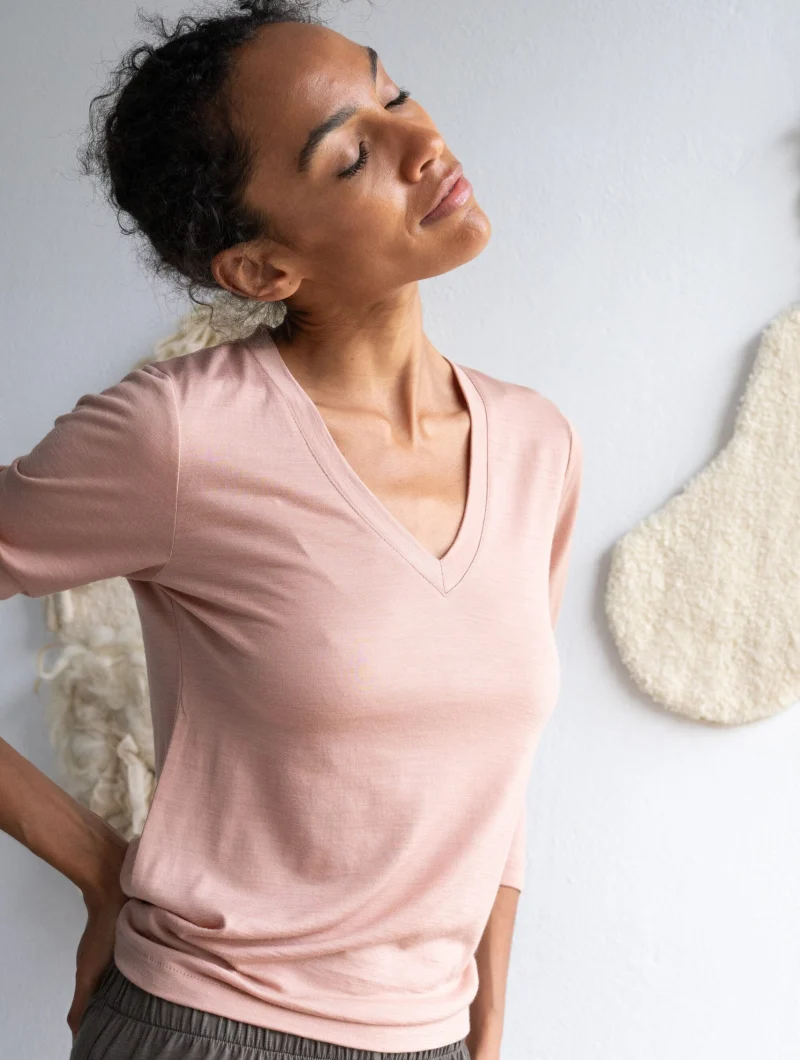 Camiseta de cuello V rosa empolvado de lana merino - Imagen 2