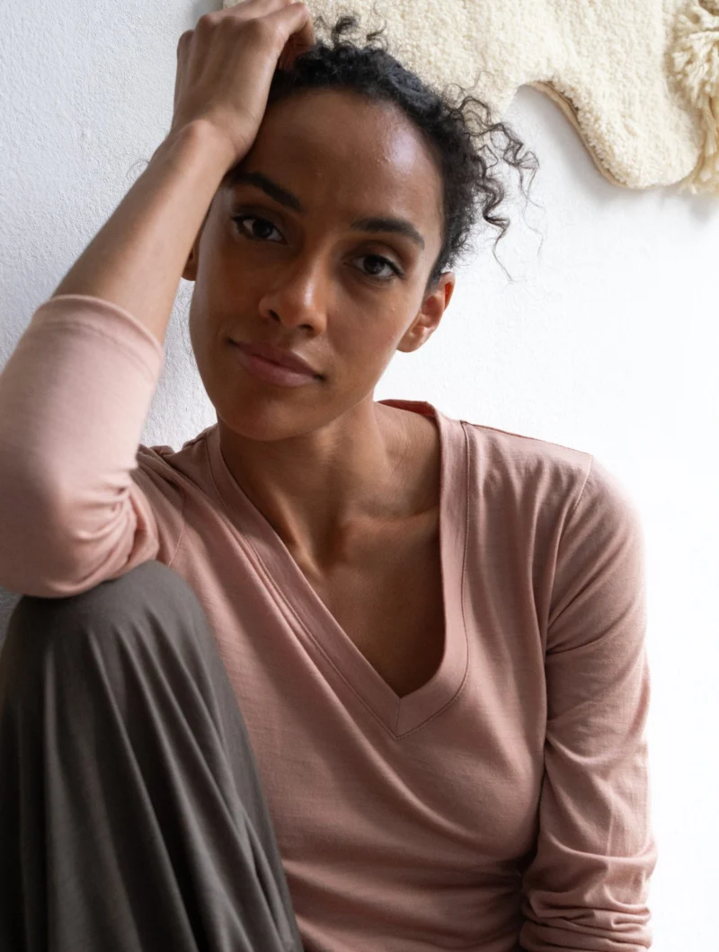 Camiseta de cuello V rosa empolvado de lana merino - Imagen 3