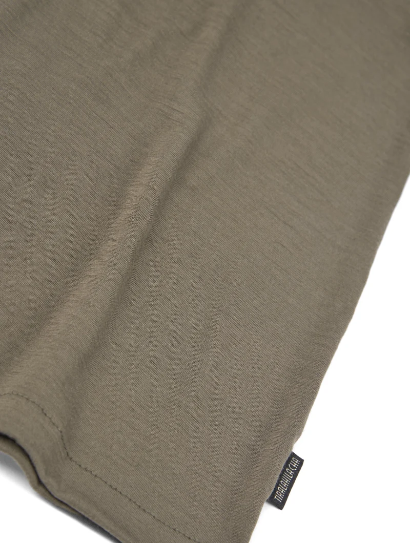 Camiseta de escote en V verde oliva en lana merino - Imagen 3