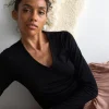 Camiseta gris antracita escote en V de lana merino