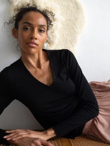 Camiseta gris antracita escote en V de lana merino