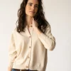 Cárdigan beige con botones de lana merino