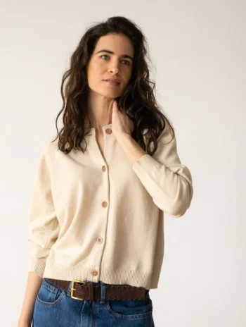 Cárdigan beige con botones de lana merino