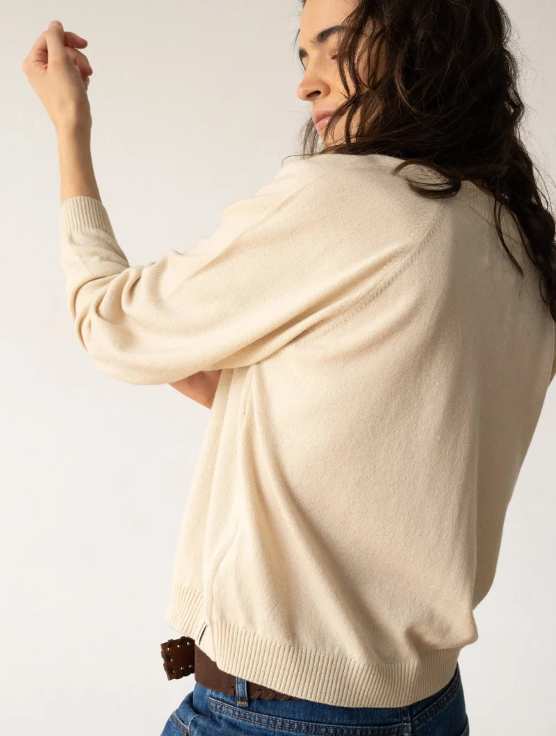 Cárdigan beige con botones de lana merino y cachemir - Imagen 2