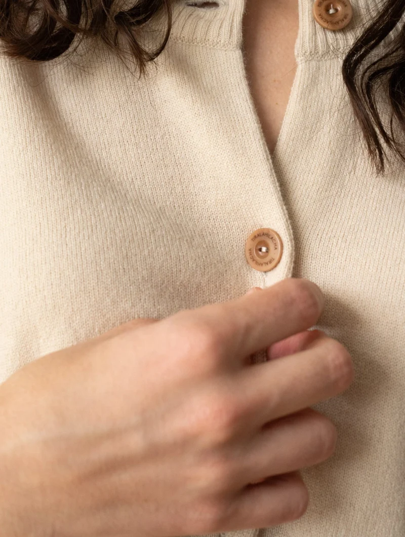 Cárdigan beige con botones de lana merino y cachemir - Imagen 3