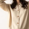 Cárdigan beige con botones de lana merino y cachemir - Imagen 4
