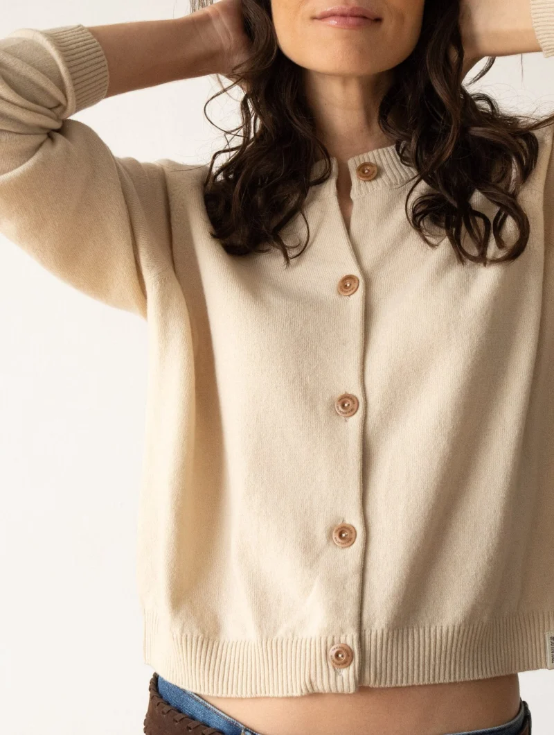 Cárdigan beige con botones de lana merino y cachemir - Imagen 4