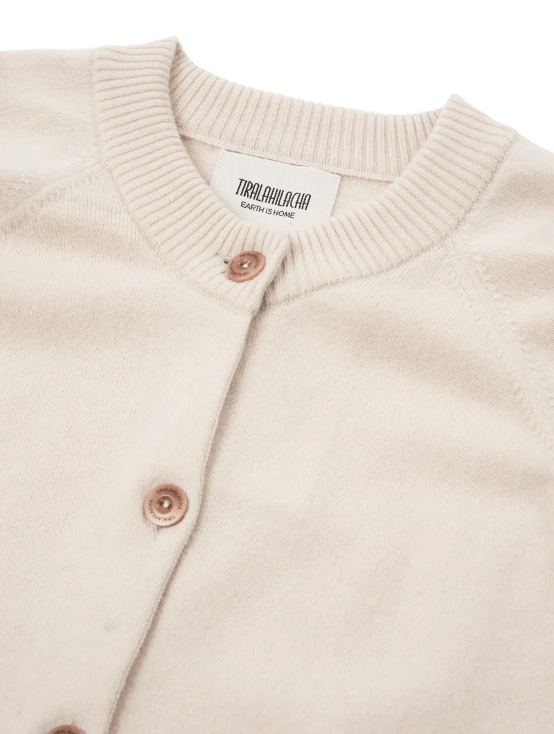 Cárdigan beige con botones de lana merino y cachemir - Imagen 7