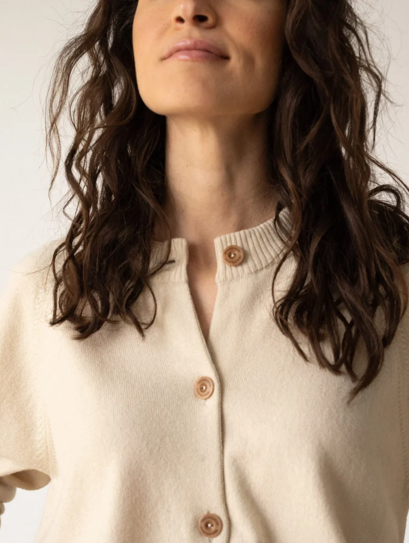 Cárdigan beige con botones de lana merino y cachemir - Imagen 8
