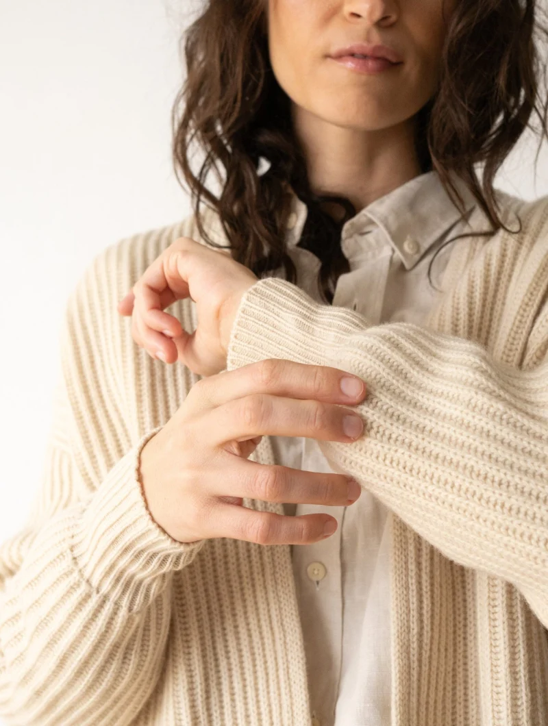 Cárdigan largo beige de lana merino y cachemir - Imagen 3