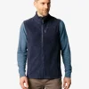 Hombre con chaleco polar azul marino
