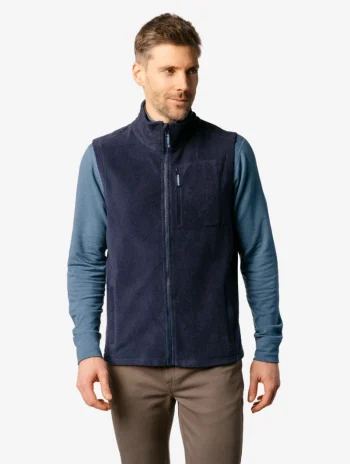 Hombre con chaleco polar azul marino