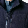 Detalle de chaleco de forro polar azul marino con cuello alto y bolsillos con cremallera