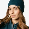 Mujer con cinta polar verde azulado y chaqueta a juego